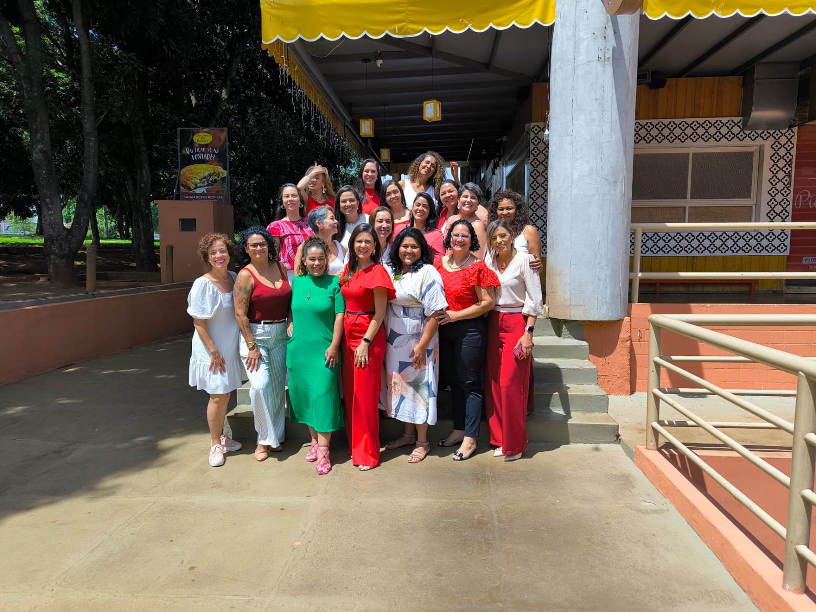 Grupo de founders posando ao ar livre em encontro da rede