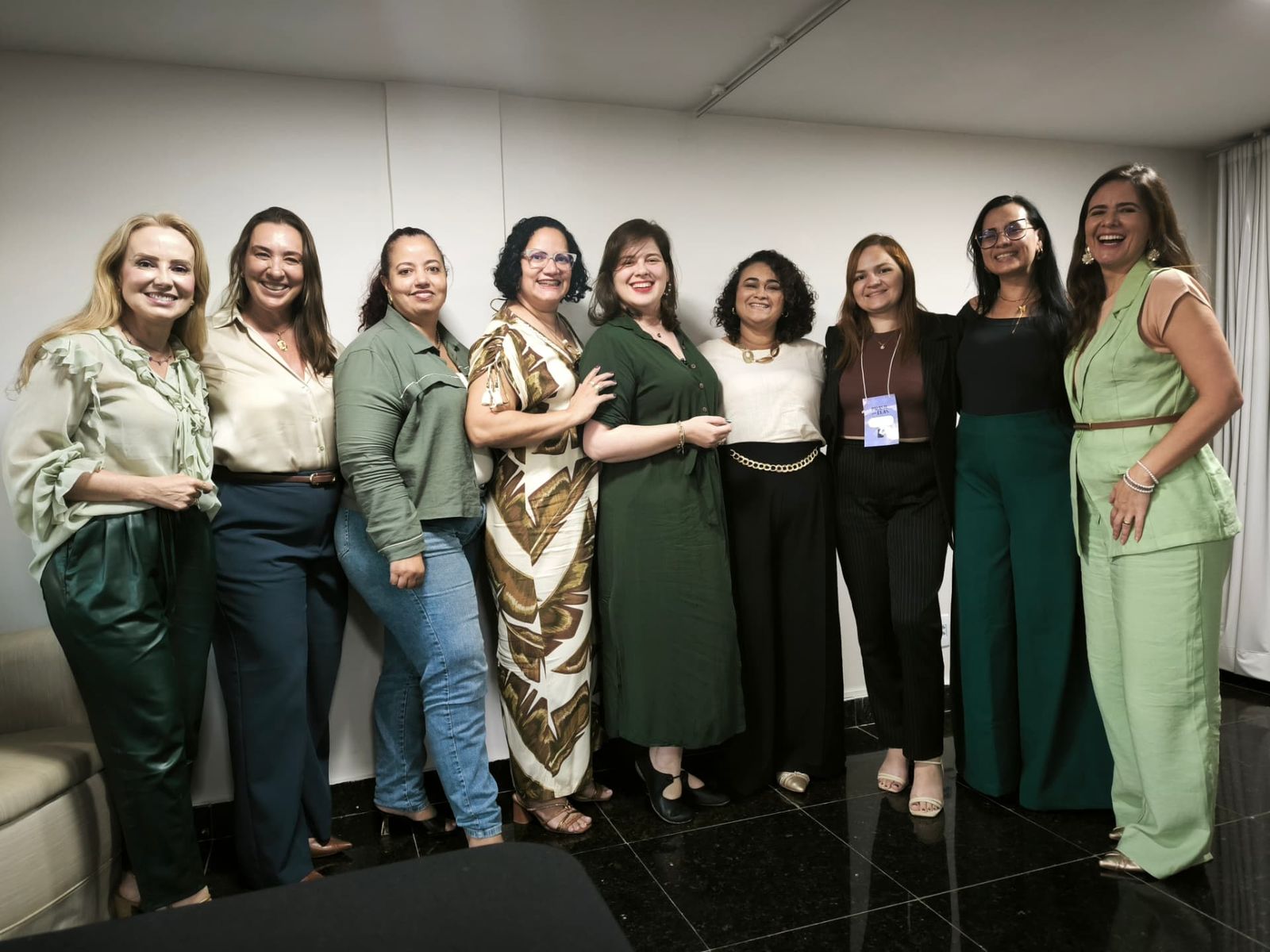 Nove empresárias sorrindo lado a lado em um encontro do BPE Conexões