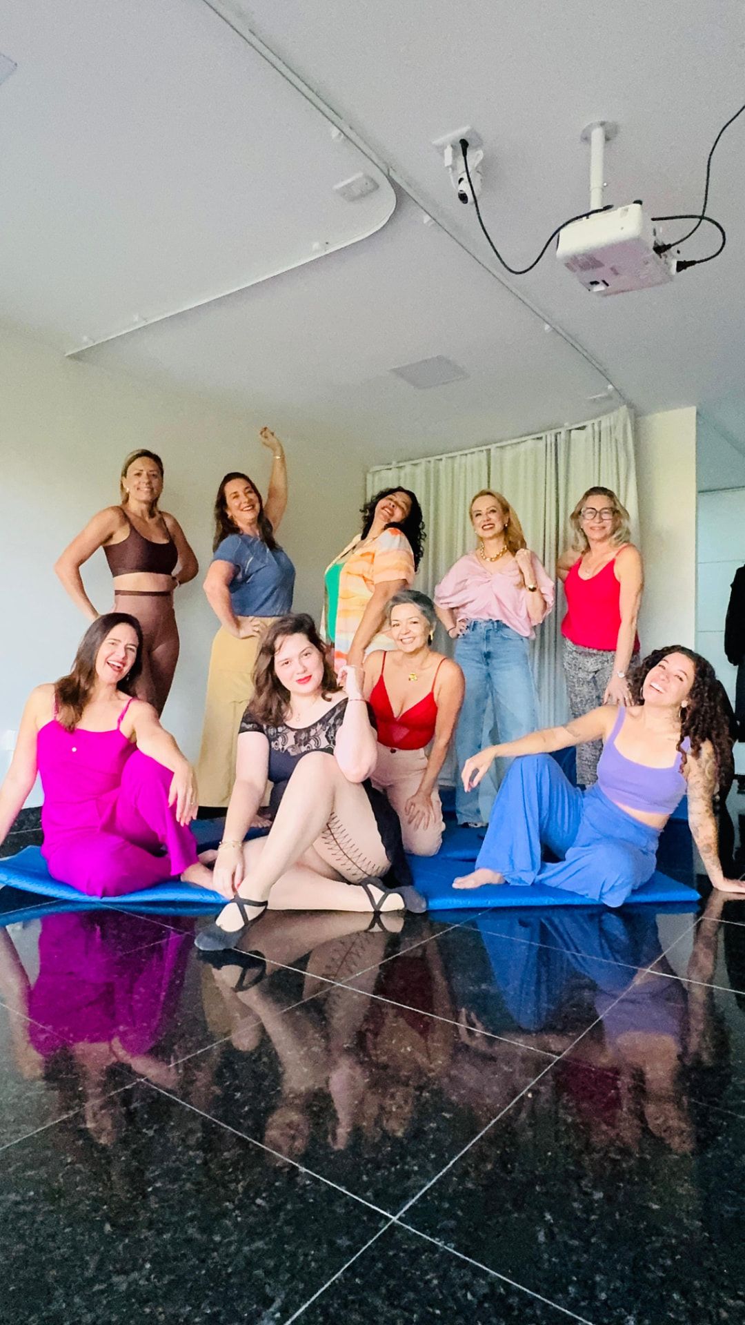 Grupo de mulheres em atividade de presença e postura durante imersão