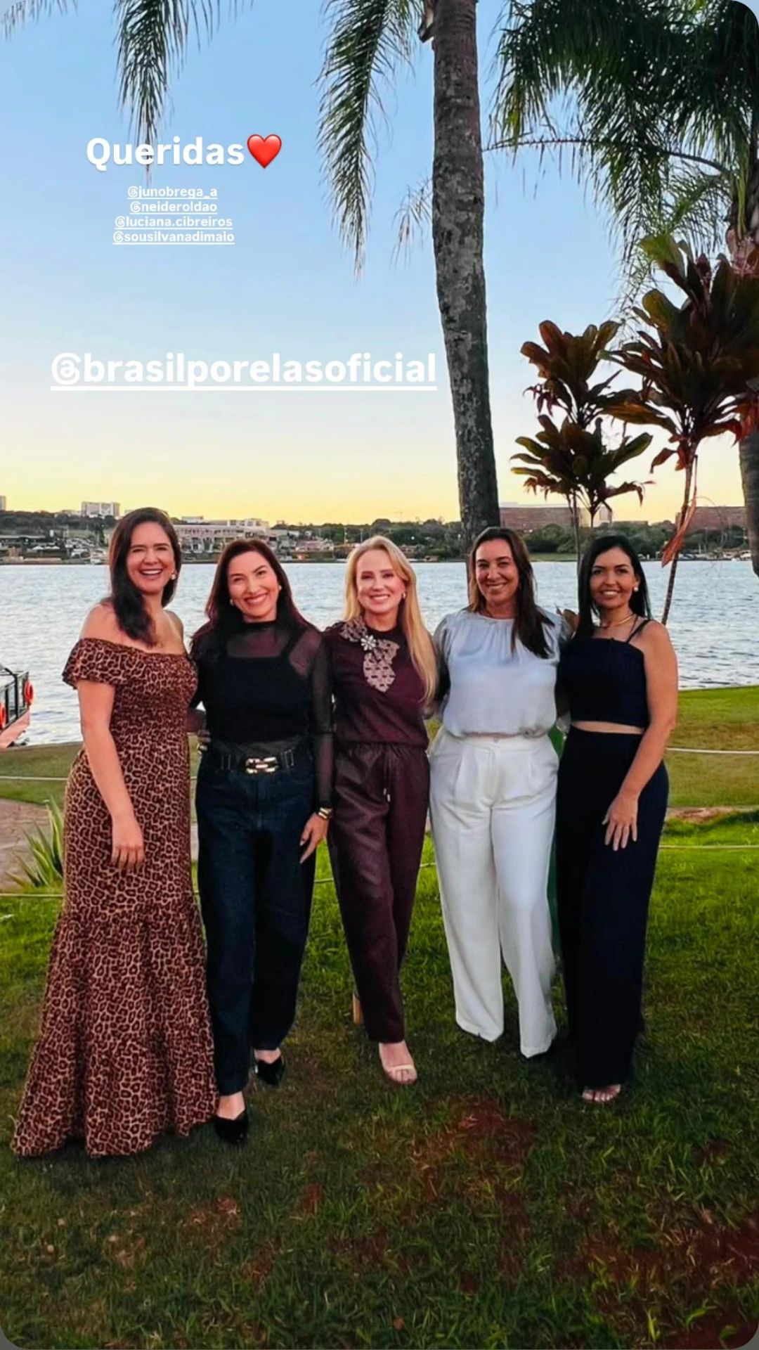 Cinco mulheres posando à beira do lago durante uma experiência BPE Trip