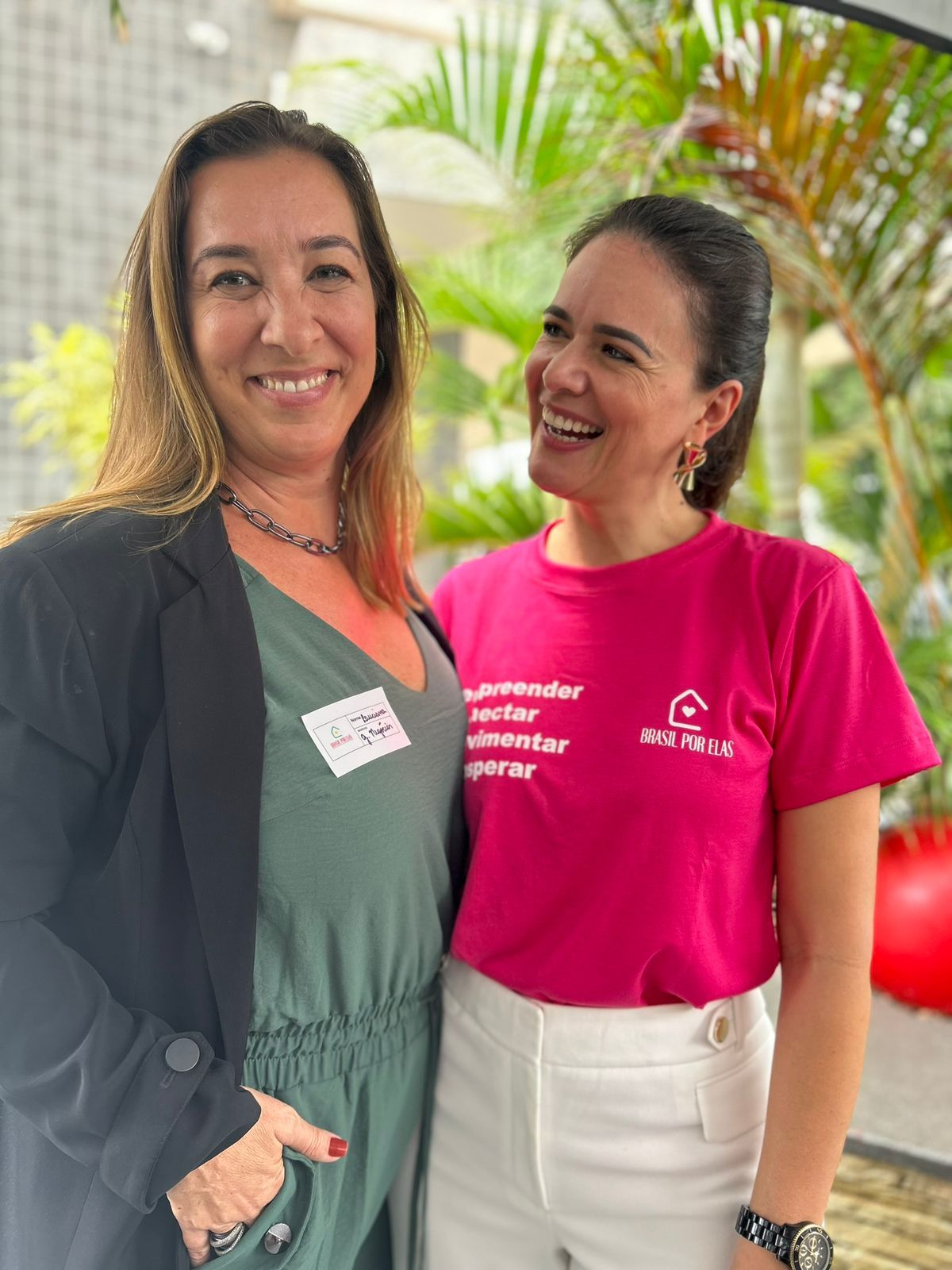 As duas fundadoras da Brasil por Elas sorrindo lado a lado