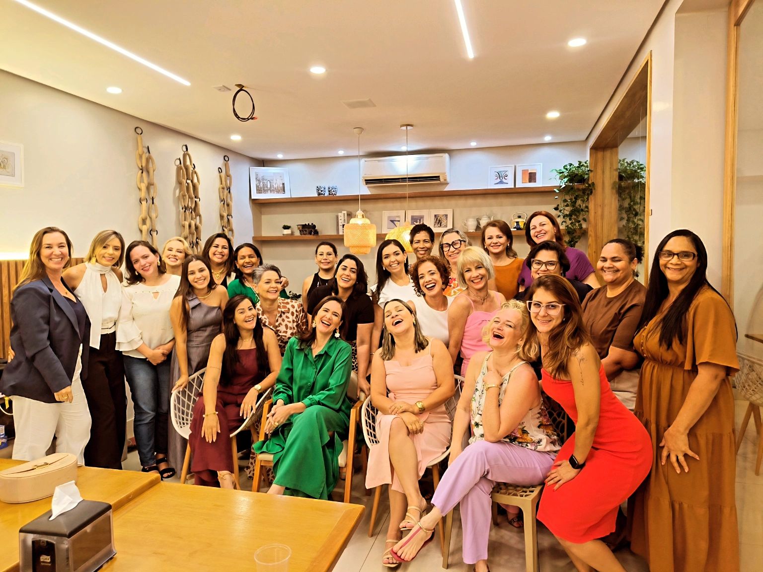Grande grupo de mulheres sorrindo reunidas em um encontro do BPE Conexões